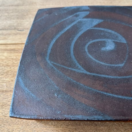 セレン のあ　鉄砂四角皿 セ8A（約26×26.5cｍ）