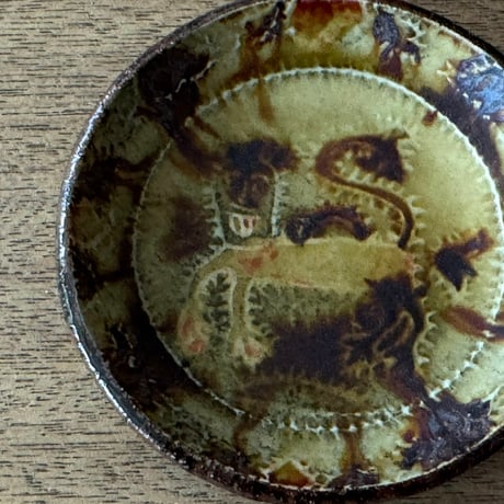 紀窯　中川紀夫　豆皿 獅子押紋 K12 (直径約9cm)