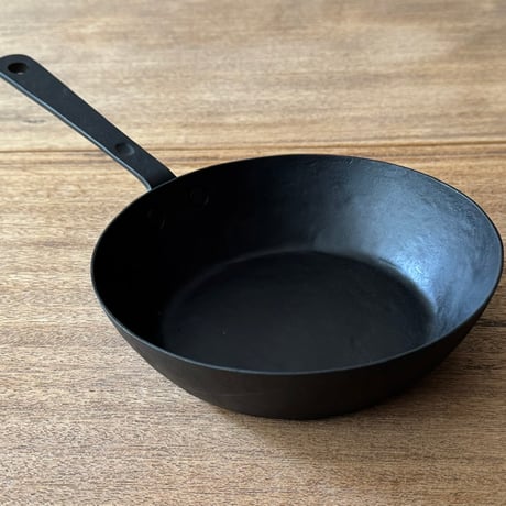 野鍛冶やまご　ちょっと深めの鉄フライパン 18cm や18