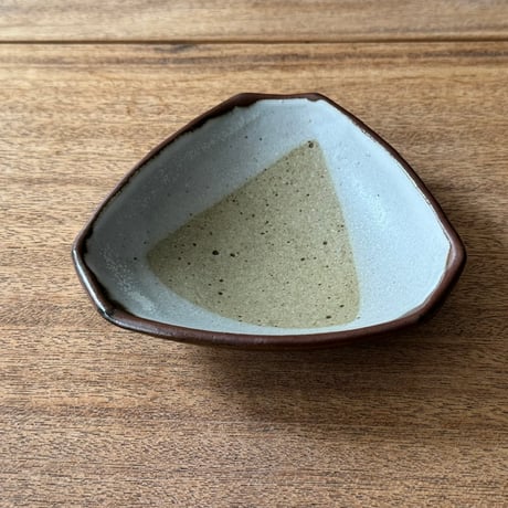セレン のあ　三角おにぎり小皿 セ3A（直径約15cｍ）