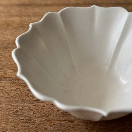 宮田竜司　  マット釉白磁稜花小鉢 ミ17A (直径約10.5cm)