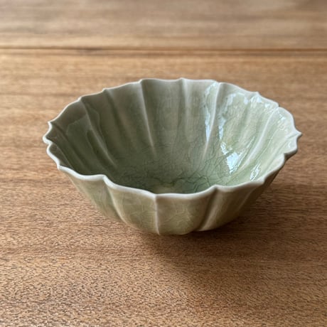 宮田竜司　  灰釉稜花碗 ミ22B (直径約12.5cm)