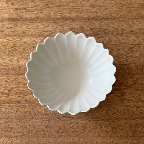 宮田竜司　  マット釉白磁菊小鉢 ミ11B (直径約11cm)