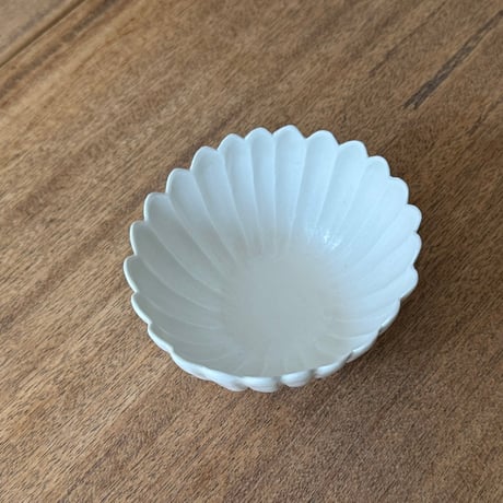 宮田竜司　  マット釉白磁菊小鉢 ミ11A (直径約11cm)
