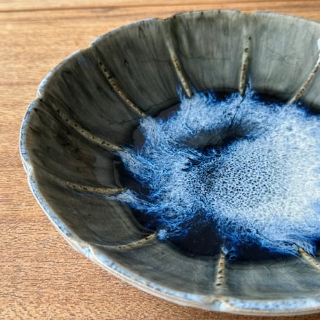 村澤陶苑 村澤享　青灰釉花形鉢 ム2 (直径約22.5cm)