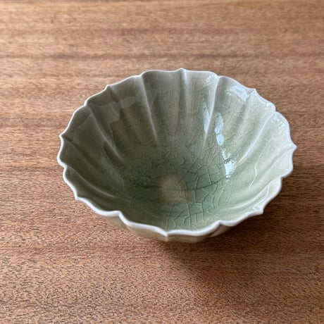 宮田竜司　  灰釉稜花碗 ミ22B (直径約12.5cm)
