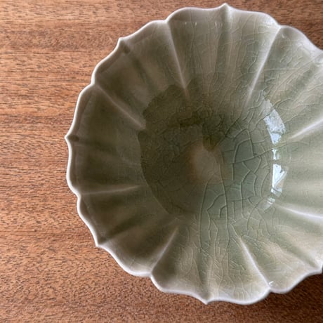 宮田竜司　  灰釉稜花碗 ミ22B (直径約12.5cm)