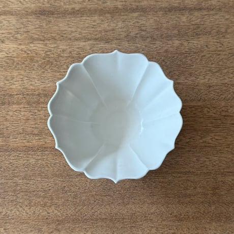宮田竜司　  マット釉白磁稜花小鉢 ミ17A (直径約10.5cm)