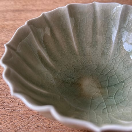 宮田竜司　  灰釉稜花碗 ミ22B (直径約12.5cm)