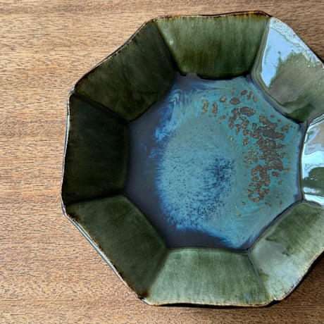 村澤陶苑 村澤享　青銅釉八角皿 ム10B (直径約18cm)