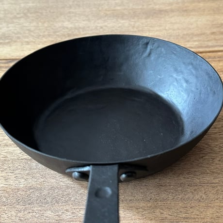 野鍛冶やまご　ちょっと深めの鉄フライパン 18cm や18