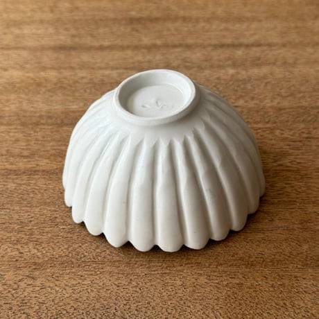 宮田竜司　  マット釉白磁菊小鉢 ミ11A (直径約11cm)