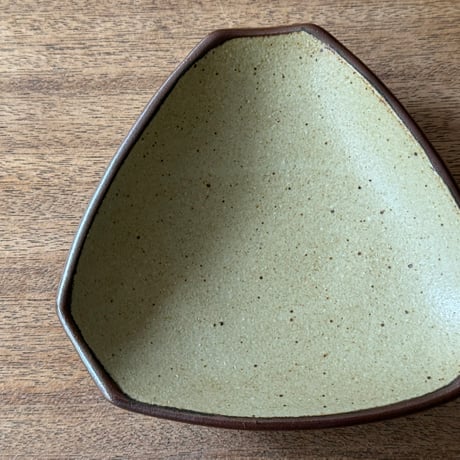 セレン のあ　三角おにぎり小皿 セ3C（直径約15cｍ）