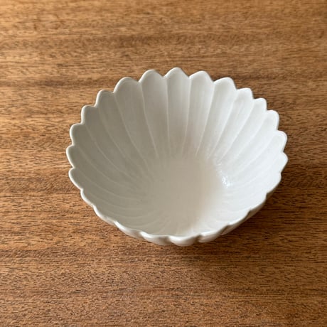 宮田竜司　  マット釉白磁菊小鉢 ミ11B (直径約11cm)