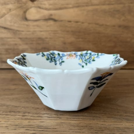 宮田竜司　呉須赤絵面取輪花小鉢 ミ6A (直径約13cm)