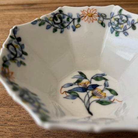 宮田竜司　呉須赤絵面取輪花小鉢 ミ6B (直径約13cm)