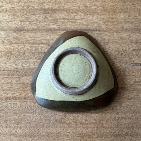 セレン のあ　三角おにぎり小皿 セ3C（直径約15cｍ）