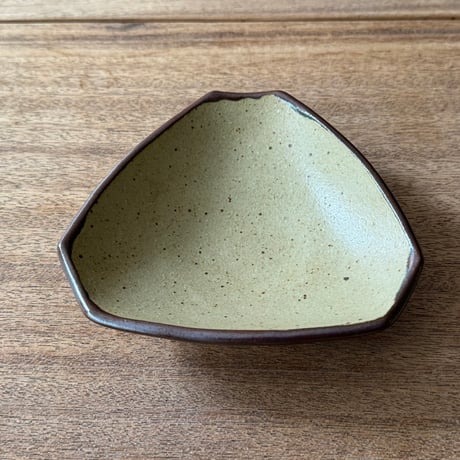 セレン のあ　三角おにぎり小皿 セ3B（直径約15cｍ）