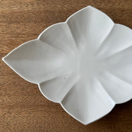 宮田竜司　マット釉白磁菱形皿（小） ミ10A (約19×13cm)