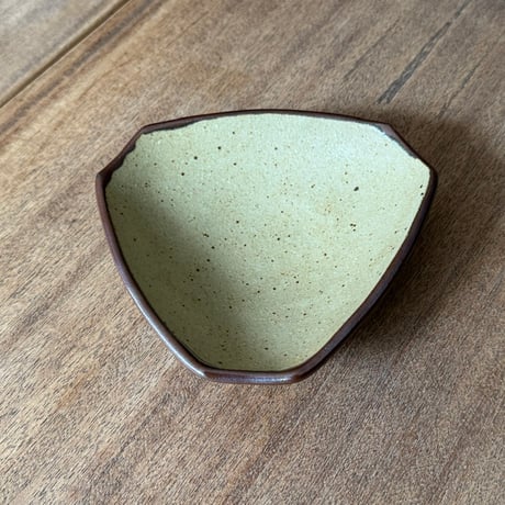 セレン のあ　三角おにぎり小皿 セ3B（直径約15cｍ）