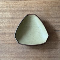 セレン のあ　三角おにぎり小皿 セ3C（直径約15cｍ）