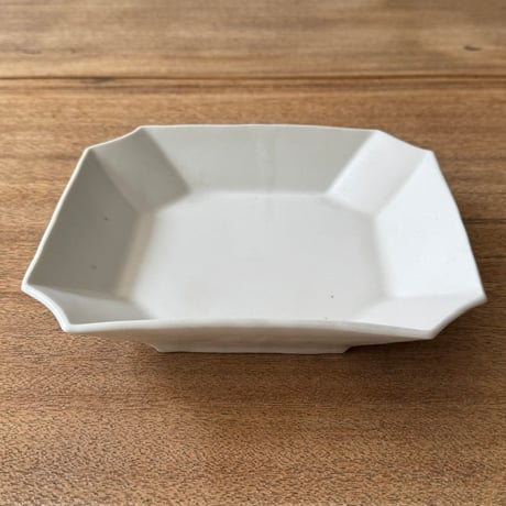 宮田竜司　マット釉白磁入隅皿  ミ15 (約18.5×16cm)