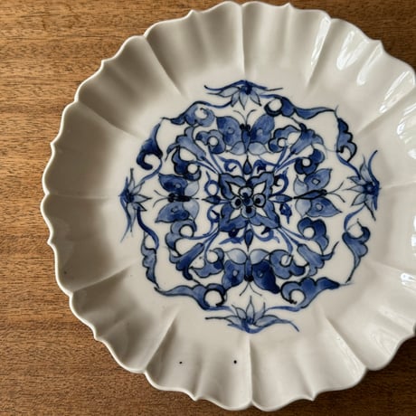 宮田竜司　染付稜花皿  ミ2 (直径約22cm)