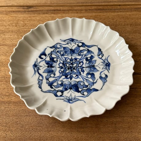 宮田竜司　染付稜花皿  ミ2 (直径約22cm)