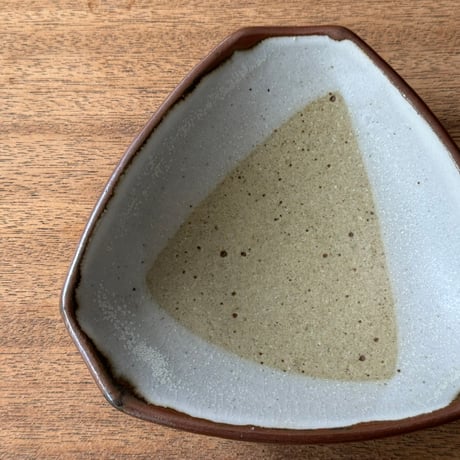セレン のあ　三角おにぎり小皿 セ3A（直径約15cｍ）