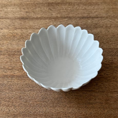 宮田竜司　  マット釉白磁菊小鉢 ミ11A (直径約11cm)