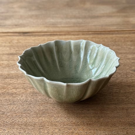 宮田竜司　  灰釉稜花碗 ミ22A (直径約12.5cm)