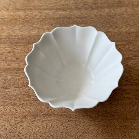 宮田竜司　  マット釉白磁稜花小鉢 ミ17A (直径約10.5cm)