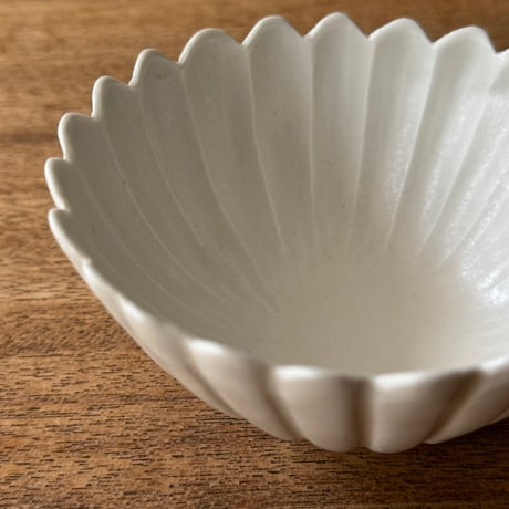 宮田竜司　  マット釉白磁菊小鉢 ミ11B (直径約11cm)