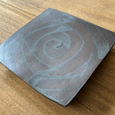 セレン のあ　鉄砂四角皿 セ8A（約26×26.5cｍ）