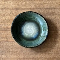 村澤陶苑 村澤享　青銅釉流刷毛目皿 ム17B (直径約13.5cm)