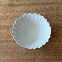 宮田竜司　  マット釉白磁菊小鉢 ミ11A (直径約11cm)