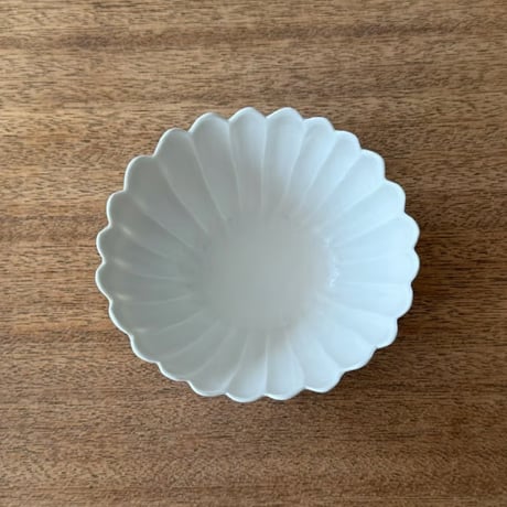 宮田竜司　  マット釉白磁菊小鉢 ミ11A (直径約11cm)
