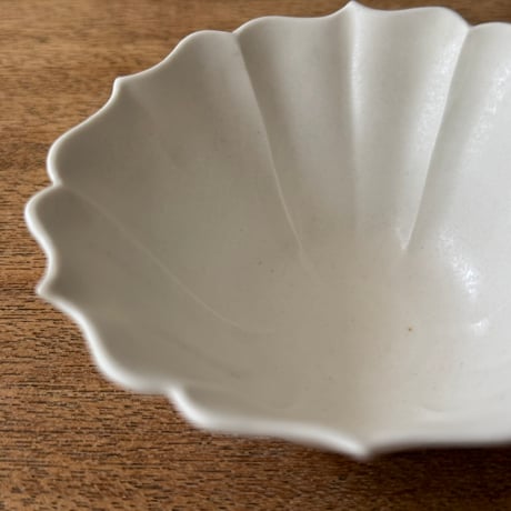宮田竜司　  マット釉白磁稜花小鉢 ミ17B (直径約10.5cm)