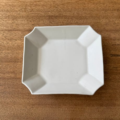 宮田竜司　マット釉白磁入隅皿  ミ15 (約18.5×16cm)