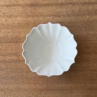 宮田竜司　  マット釉白磁稜花小鉢 ミ17B (直径約10.5cm)