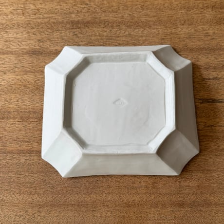 宮田竜司　マット釉白磁入隅皿  ミ15 (約18.5×16cm)