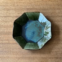 村澤陶苑 村澤享　青銅釉八角皿 ム10B (直径約18cm)