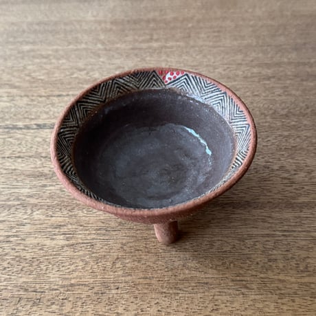 ツグムイロ　3本足小鉢 T10 (直径約10.5cm)