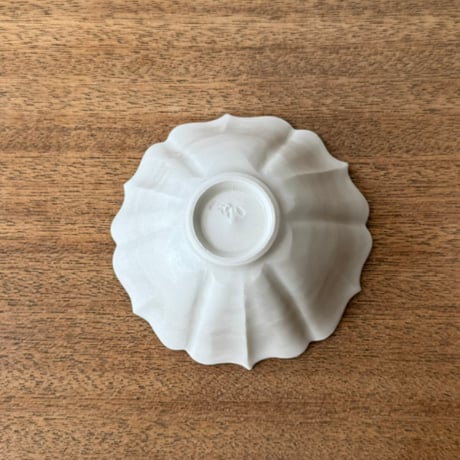 宮田竜司　  マット釉白磁稜花小鉢 ミ17A (直径約10.5cm)