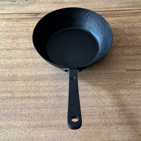野鍛冶やまご　ちょっと深めの鉄フライパン 18cm や18