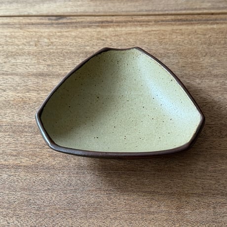 セレン のあ　三角おにぎり小皿 セ3C（直径約15cｍ）