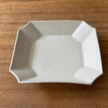 宮田竜司　マット釉白磁入隅皿  ミ15 (約18.5×16cm)