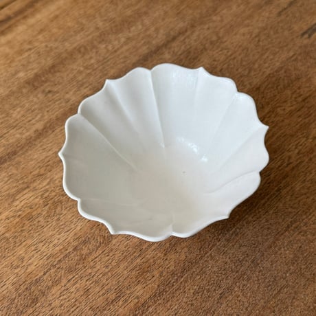 宮田竜司　  マット釉白磁稜花小鉢 ミ17B (直径約10.5cm)