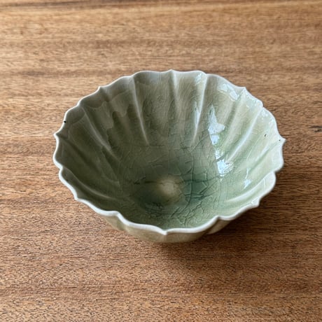 宮田竜司　  灰釉稜花碗 ミ22A (直径約12.5cm)