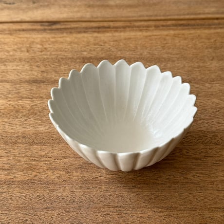 宮田竜司　  マット釉白磁菊小鉢 ミ11B (直径約11cm)
